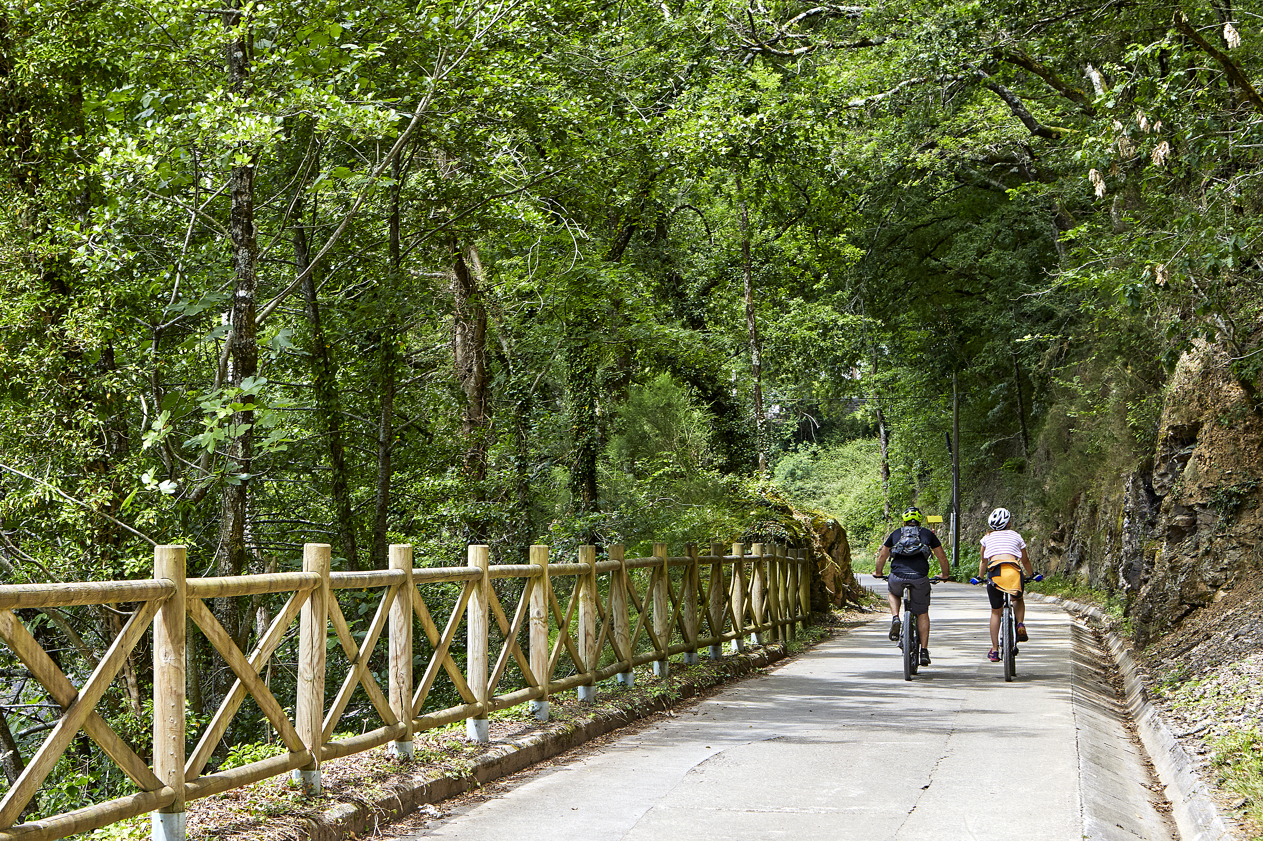 ciclistas en vía verde bidasoa